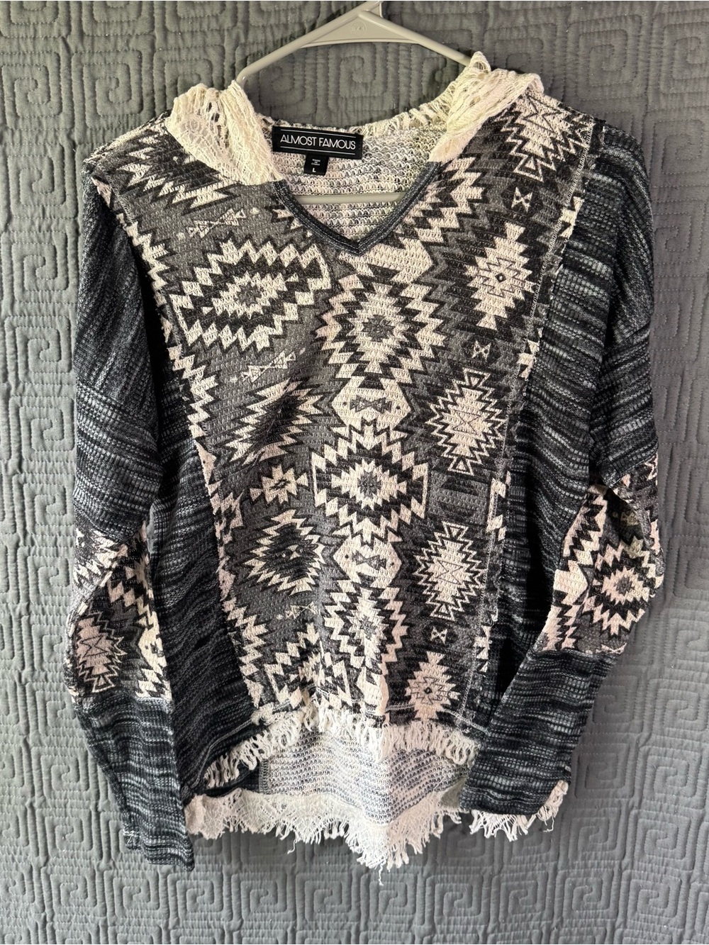 Almost Famous Pullover Sweater Women’s Large Grey Gray White Hoodie Aztec Knit